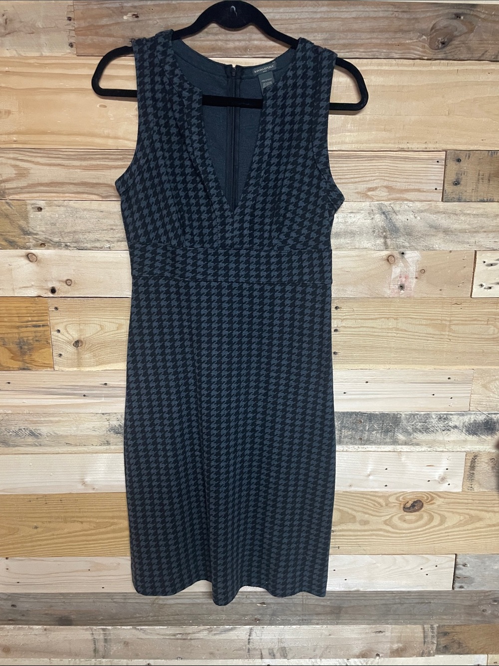 Banana Republic size 4 Black & Gray Pattern Sheath Plunge Neckline Midi Dress